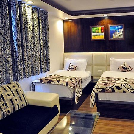 Hotel Elegance New Delhi Bagian luar foto
