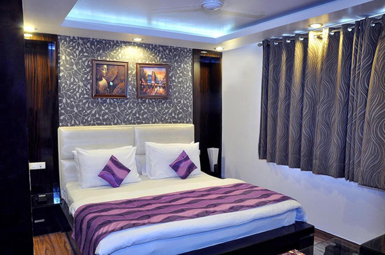 Hotel Elegance New Delhi Bagian luar foto