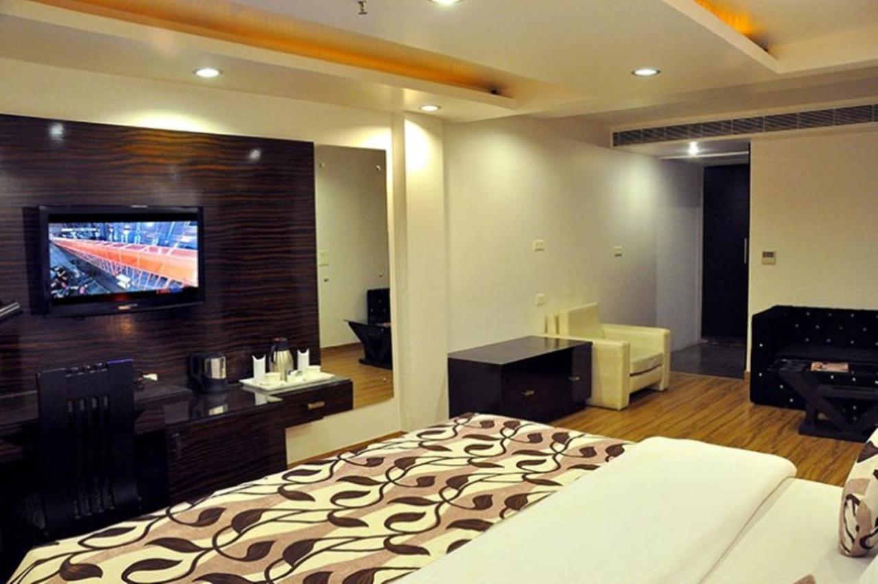 Hotel Elegance New Delhi Bagian luar foto