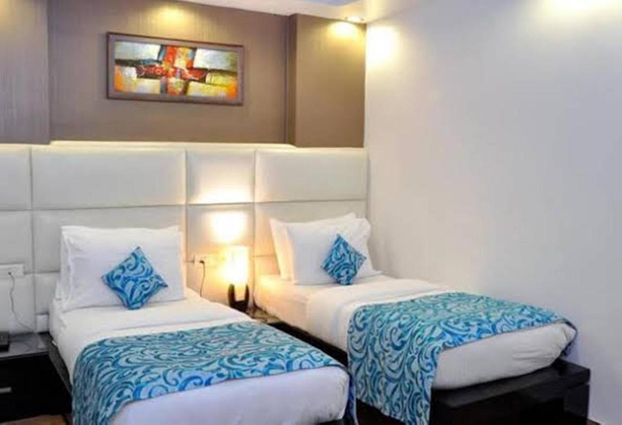 Hotel Elegance New Delhi Bagian luar foto