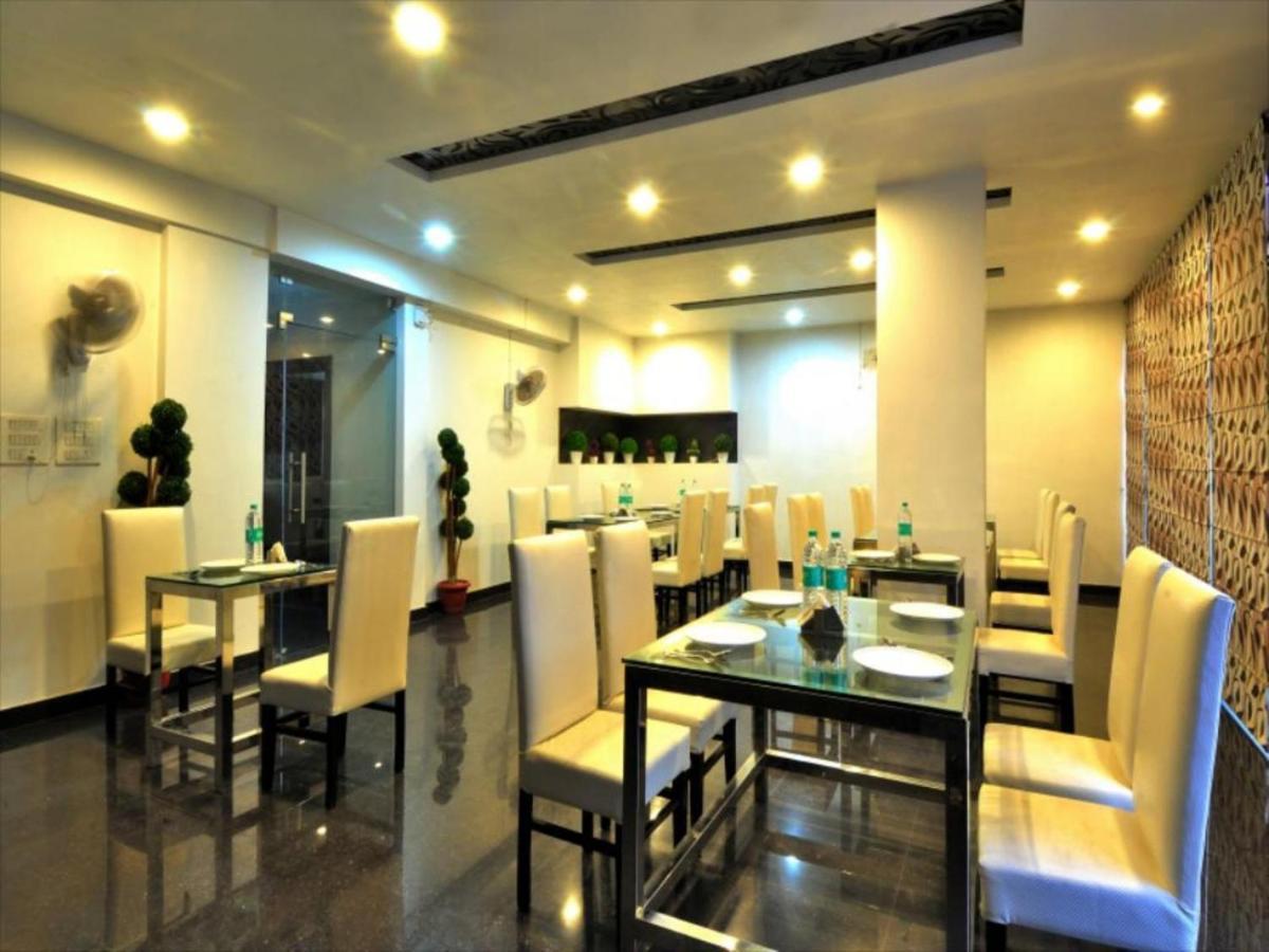 Hotel Elegance New Delhi Bagian luar foto