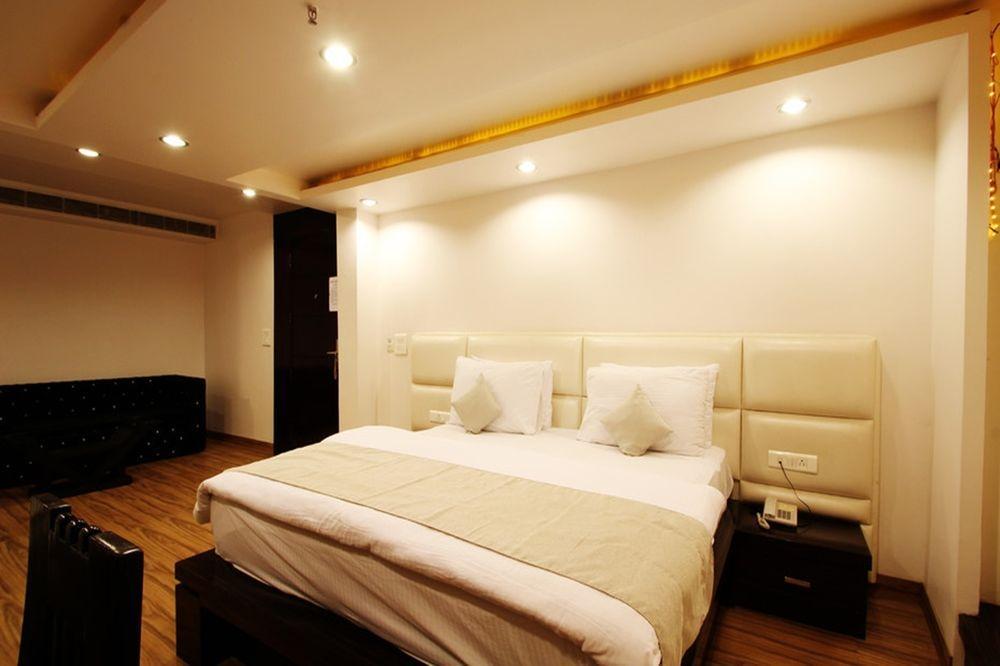 Hotel Elegance New Delhi Bagian luar foto