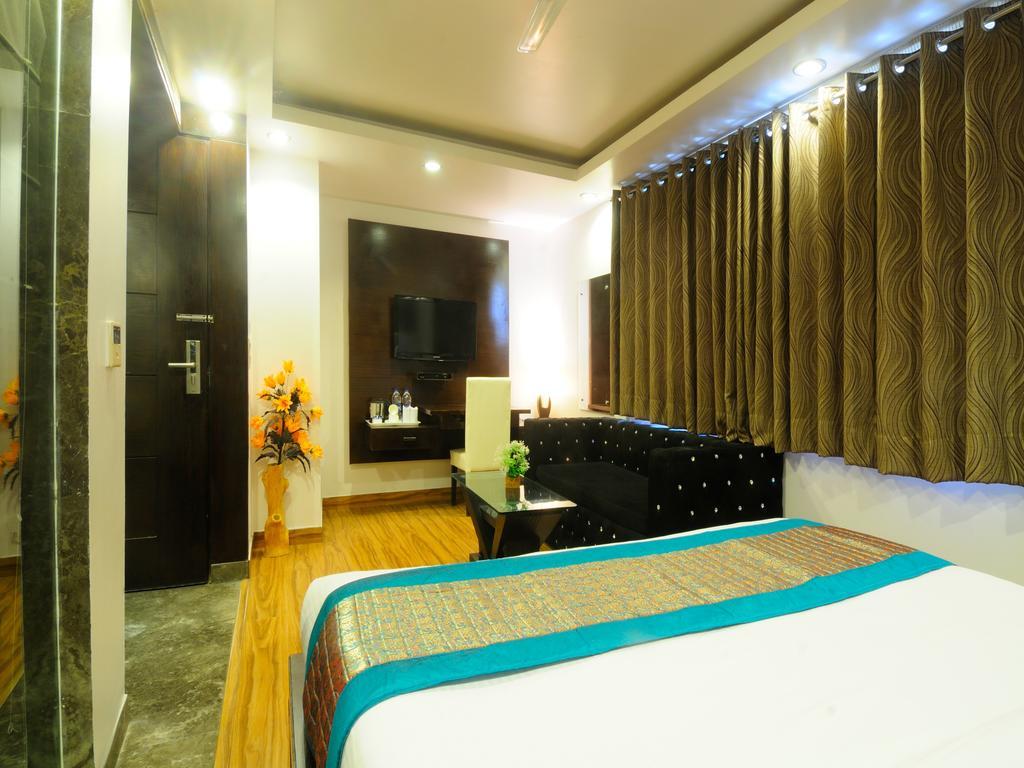 Hotel Elegance New Delhi Bagian luar foto