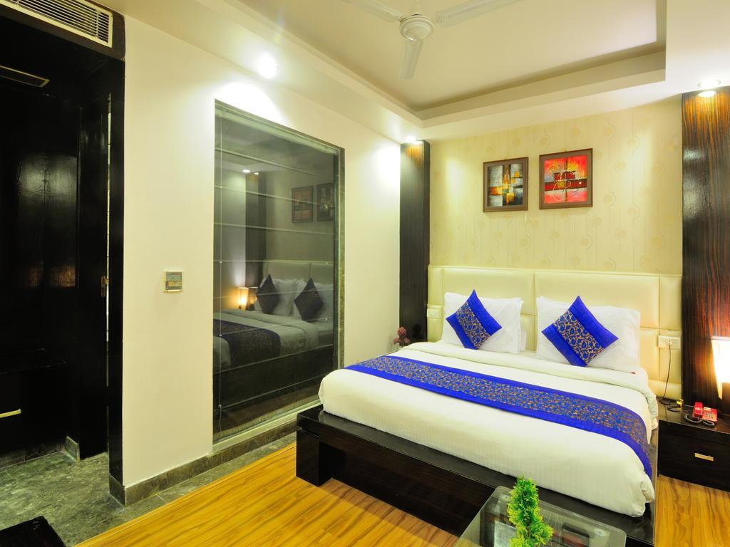 Hotel Elegance New Delhi Bagian luar foto