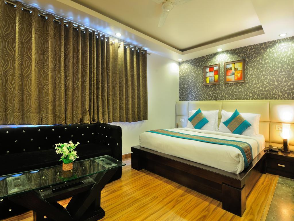Hotel Elegance New Delhi Bagian luar foto