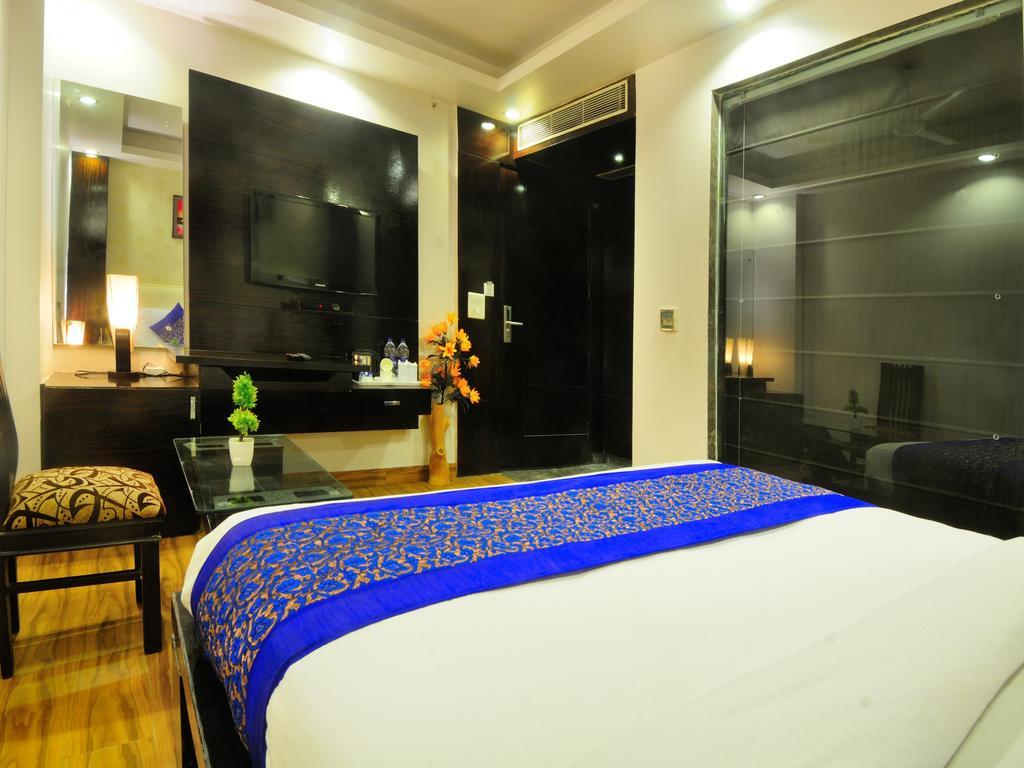 Hotel Elegance New Delhi Bagian luar foto
