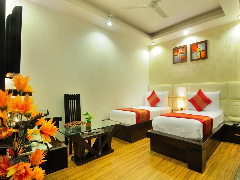 Hotel Elegance New Delhi Bagian luar foto