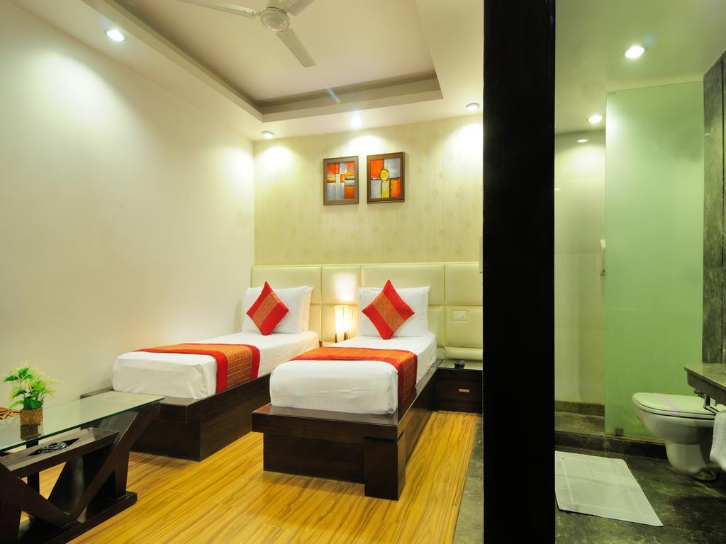 Hotel Elegance New Delhi Bagian luar foto