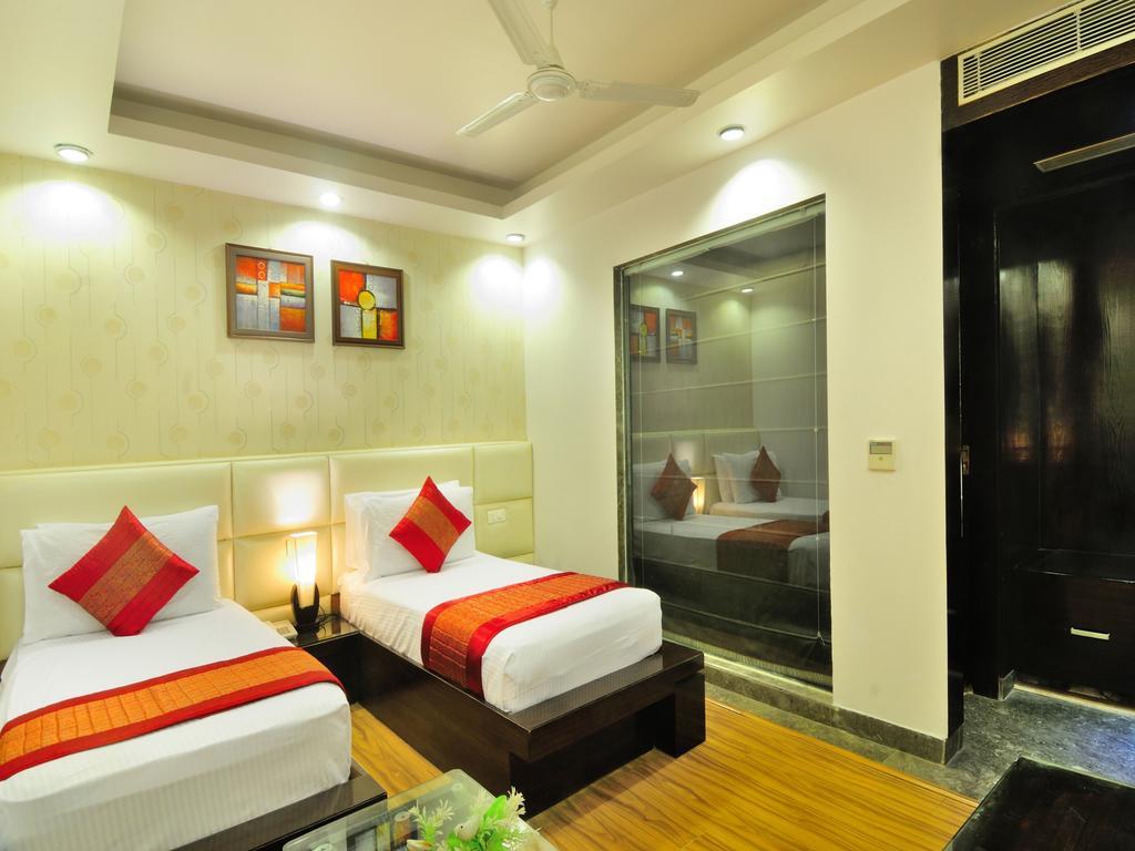 Hotel Elegance New Delhi Bagian luar foto