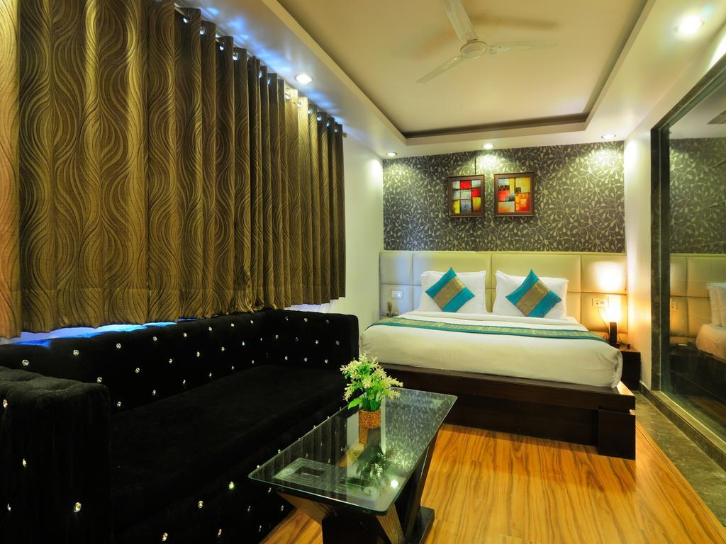 Hotel Elegance New Delhi Bagian luar foto
