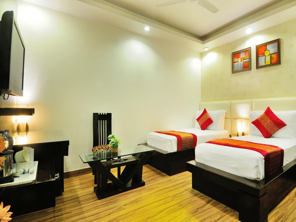 Hotel Elegance New Delhi Bagian luar foto