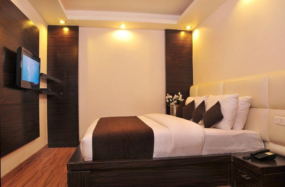 Hotel Elegance New Delhi Bagian luar foto