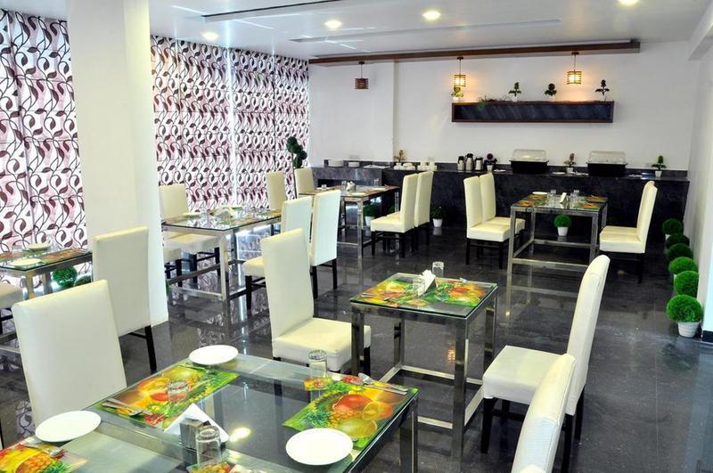 Hotel Elegance New Delhi Bagian luar foto