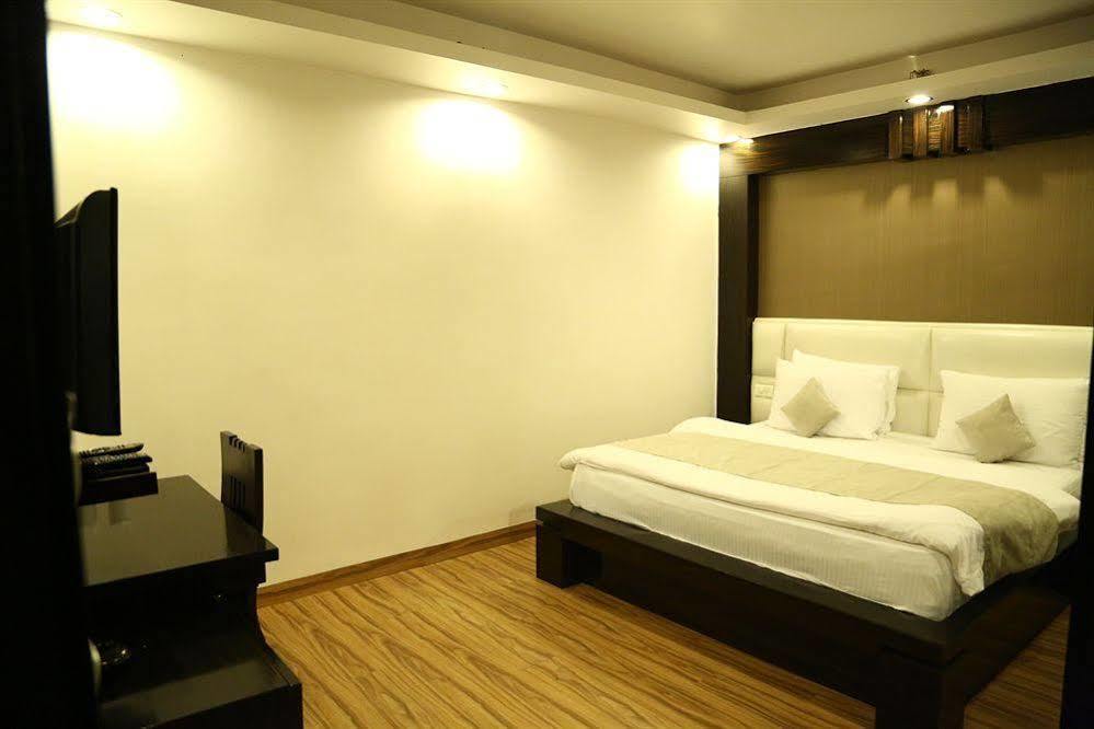 Hotel Elegance New Delhi Bagian luar foto