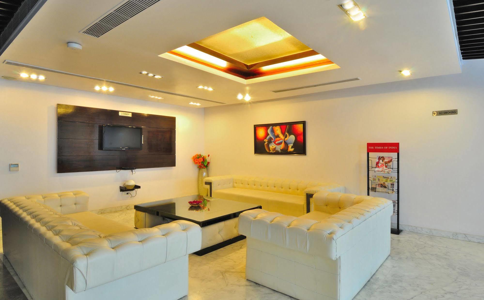 Hotel Elegance New Delhi Bagian luar foto