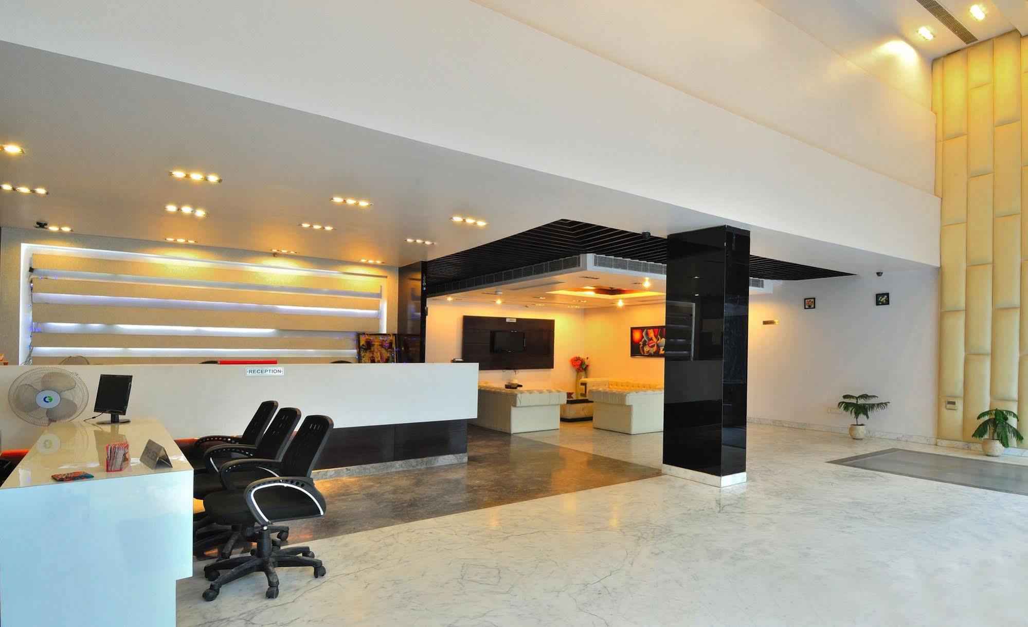 Hotel Elegance New Delhi Bagian luar foto