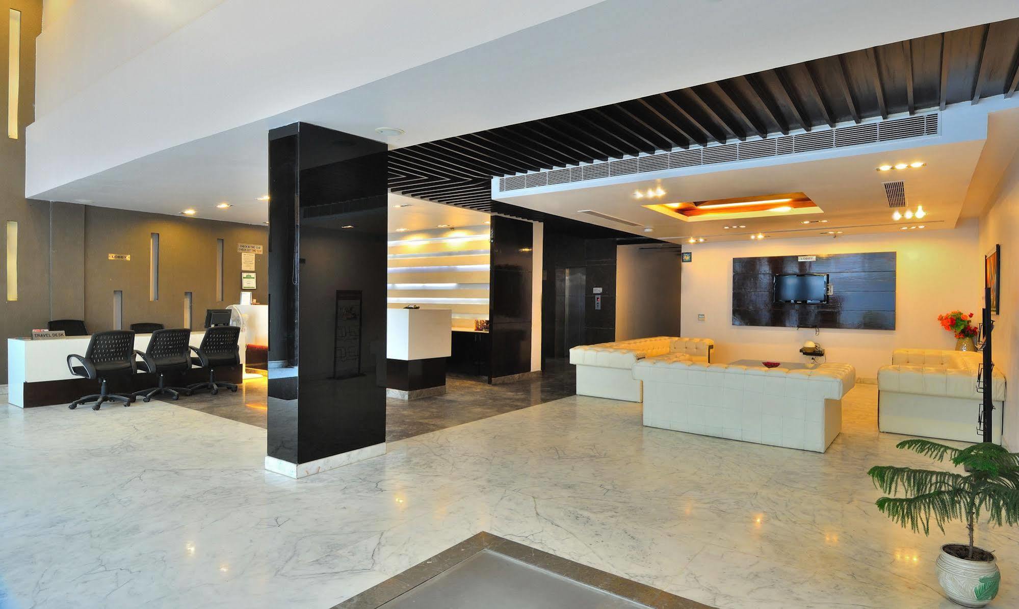 Hotel Elegance New Delhi Bagian luar foto