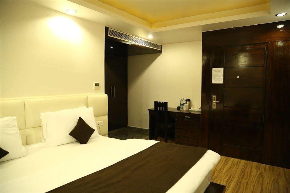 Hotel Elegance New Delhi Bagian luar foto