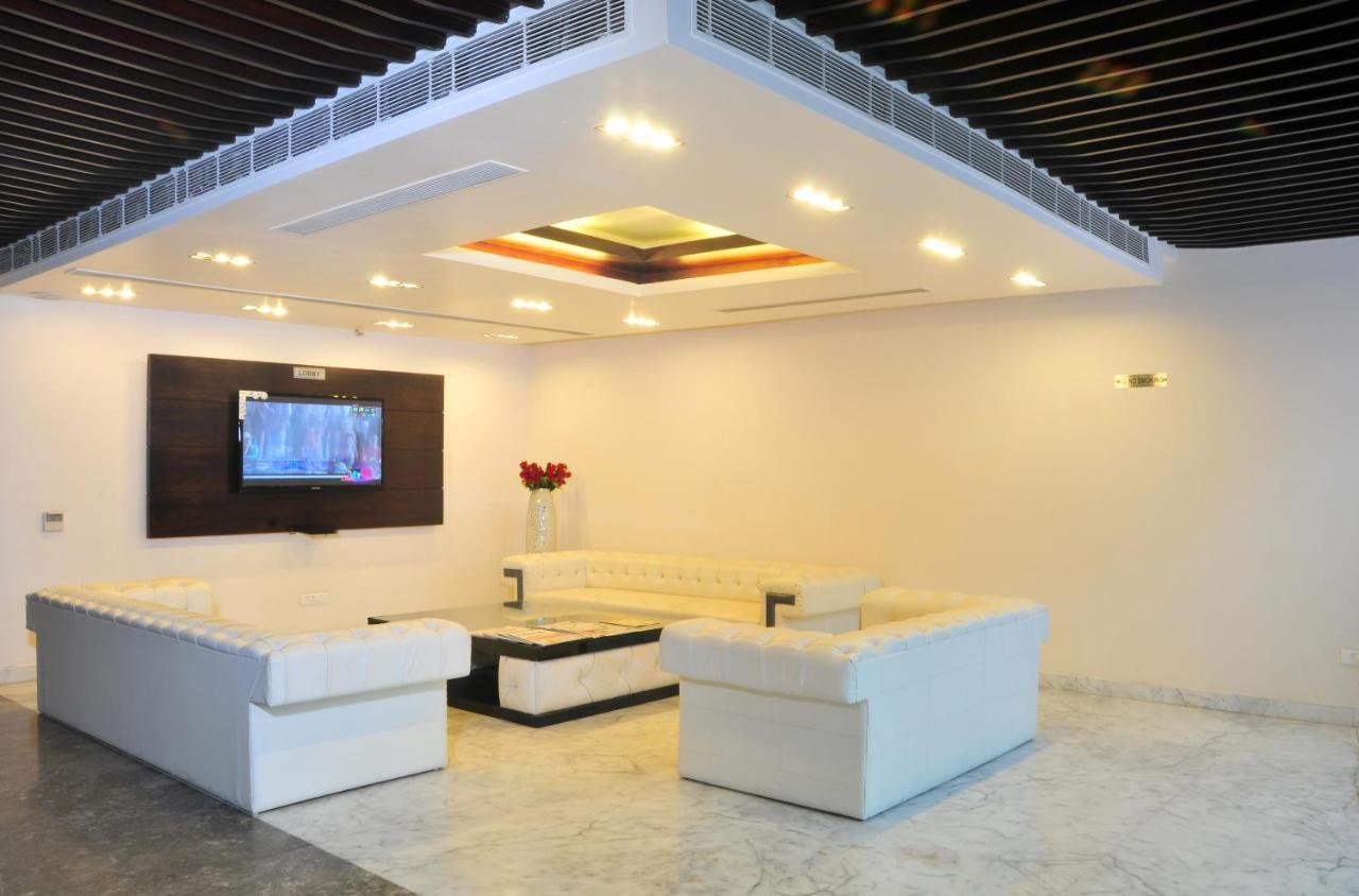 Hotel Elegance New Delhi Bagian luar foto