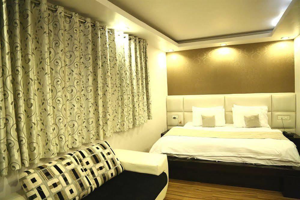 Hotel Elegance New Delhi Bagian luar foto